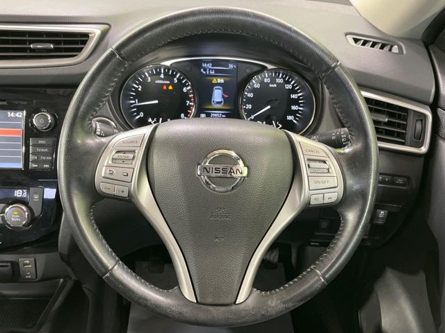 インテリアに合わせたデザインのステアリングは、運転される方のことも考え、運転しやすい形状、大きさです。是非一度、実際に触ってお確かめください。