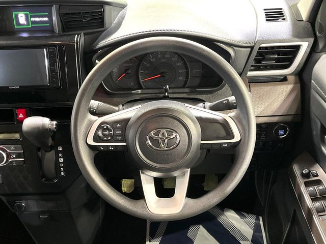 インテリアに合わせたデザインのステアリングは、運転される方のことも考え、運転しやすい形状、大きさです。是非一度、実際に触ってお確かめください。