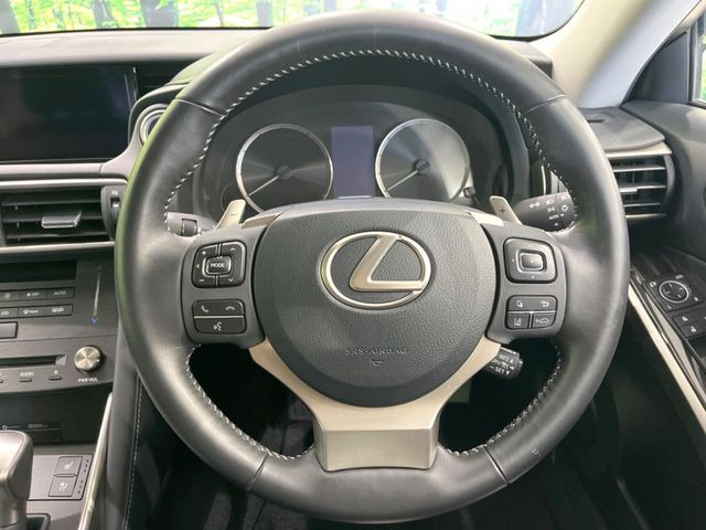 �C���e���A�ɍ��킹���f�U�C���̃X�e�A�����O�́A�^�]�������̂��Ƃ��l���A�^�]���₷���`��A�傫���ł��B�����x�A���ۂɐG���Ă��m���߂��������B