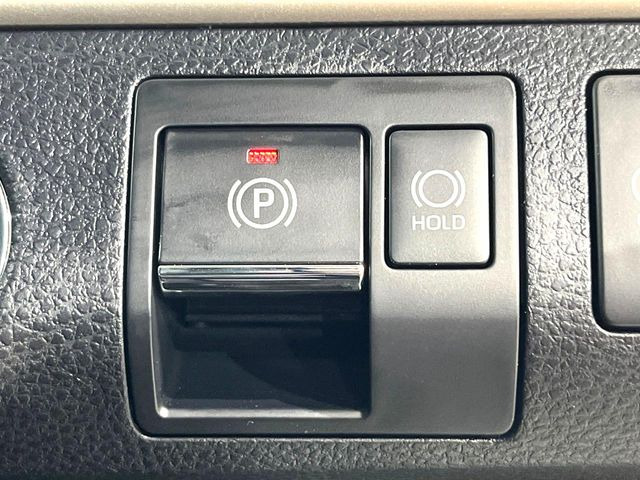 【電動パーキングブレーキ】パーキングブレーキは便利な電動式!ボタン一つで操作でき、アクセルを踏めば自動で解除されます♪レバーやペダルが無いので運転席廻りもすっきりしますね♪