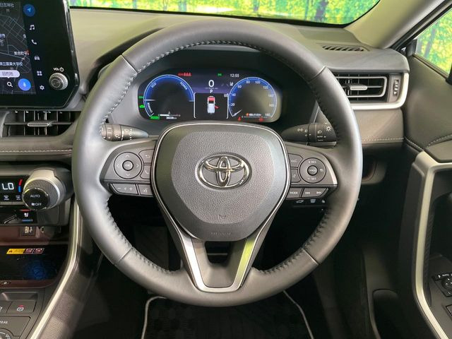 インテリアに合わせたデザインのステアリングは、運転される方のことも考え、運転しやすい形状、大きさです。是非一度、実際に触ってお確かめください。