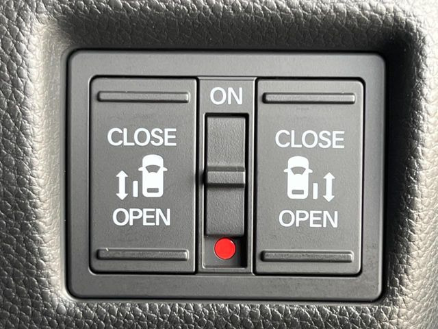 【両側パワースライドドア】スマートキーや運転席のスイッチで後席両側スライドドアの開閉が可能♪電動だから力を入れてドアを開ける必要が無く、小さなお子様でも簡単に開け閉めでき快適です♪