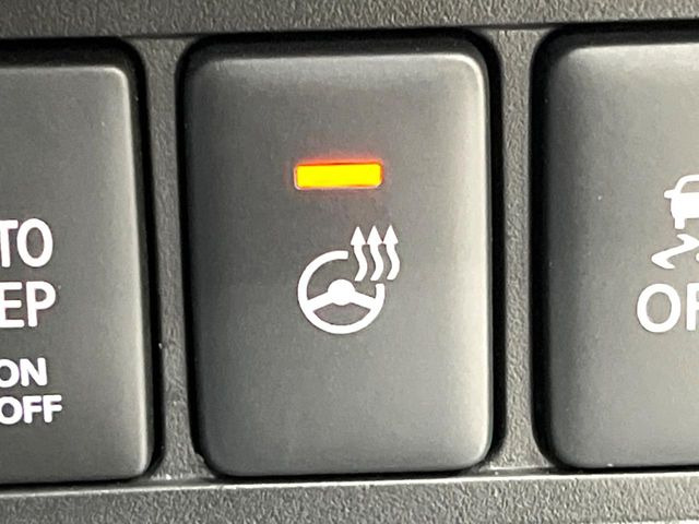 【ステアリングヒーター】冬場に冷たくなりやすい革巻きステアリングを、スイッチ一つで素早く適温に!エアコンよりも早く温まってくれるので、寒い日の運転も快適になりますね♪