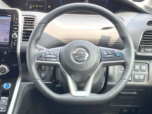 �C���e���A�ɍ��킹���f�U�C���̃X�e�A�����O�́A�^�]�������̂��Ƃ��l���A�^�]���₷���`��A�傫���ł��B�����x�A���ۂɐG���Ă��m���߂��������B