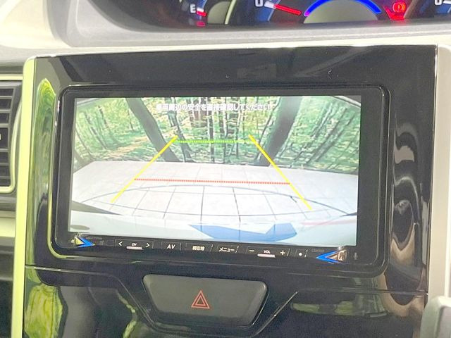 【バックカメラ】駐車時に後方がリアルタイム映像で確認できます。大型商業施設や立体駐車場での駐車時や、夜間のバック時に大活躍!運転スキルに関わらず、今や必須となった装備のひとつです!
