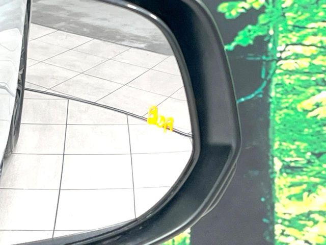 【ブラインドスポットモニター】走行中、ドアミラーの死角になりやすい箇所に後続車が接近するとサイドミラーのレンズに警告を表示!ドライバーに注意喚起をしてくれます。