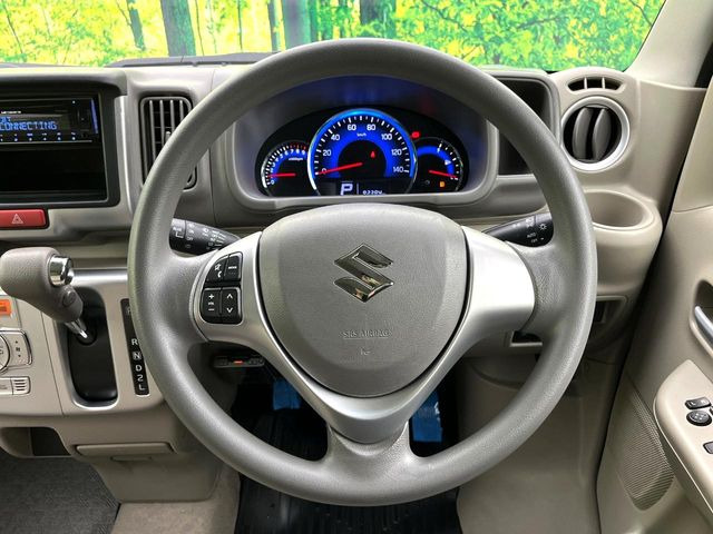 インテリアに合わせたデザインのステアリングは、運転される方のことも考え、運転しやすい形状、大きさです。是非一度、実際に触ってお確かめください。