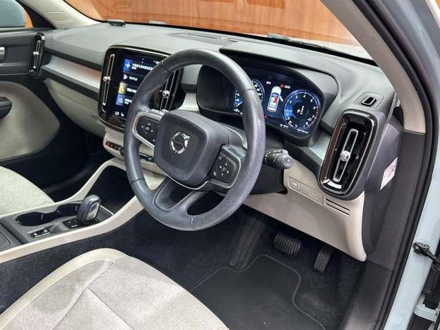 XC40T4 AWD モメンタム 4WD