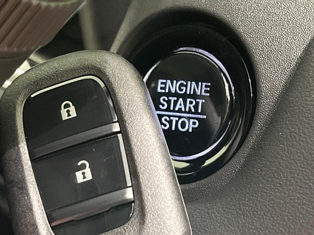 �yHonda�X�}�[�g�L�[�z�J�o����|�P�b�g�ɓ��ꂽ�܂܂ł��h�A�̎{���E�������\�ȃX�}�[�g�L�[�𑕔��B�G���W���̃I���E�I�t�����J�M�����o���K�v����������Ƃ��Ă��֗��ł���