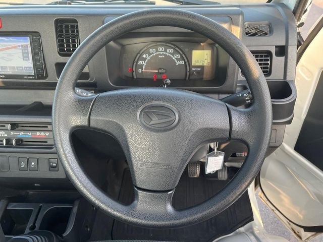 �C���e���A�ɍ��킹���f�U�C���̃X�e�A�����O�́A�^�]�������̂��Ƃ��l���A�^�]���₷���`��A�傫���ł��B�����x�A���ۂɐG���Ă��m���߂��������B