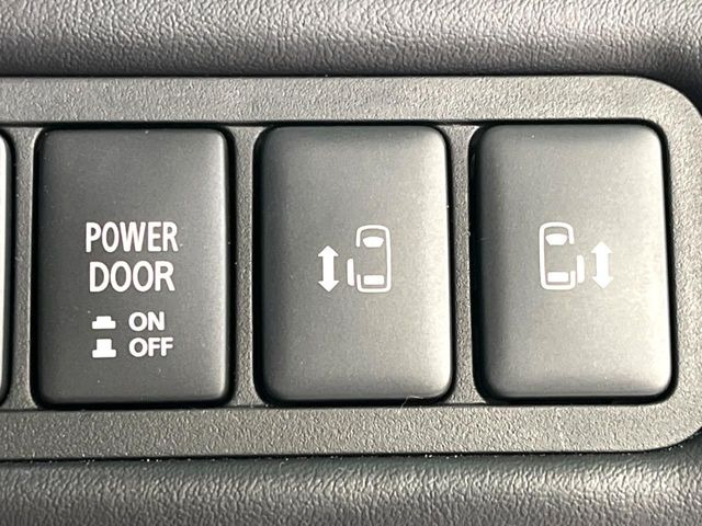 【両側パワースライドドア】スマートキーや運転席のスイッチで後席両側スライドドアの開閉が可能♪電動だから力を入れてドアを開ける必要が無く、小さなお子様でも簡単に開け閉めでき快適です♪