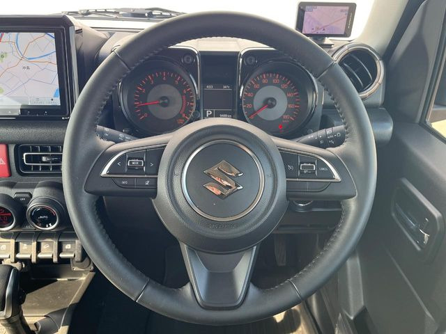 �C���e���A�ɍ��킹���f�U�C���̃X�e�A�����O�́A�^�]�������̂��Ƃ��l���A�^�]���₷���`��A�傫���ł��B�����x�A���ۂɐG���Ă��m���߂��������B