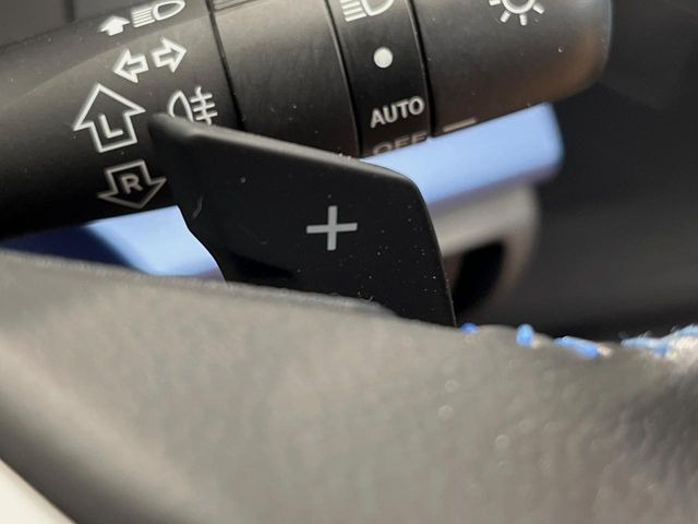 【パドルシフト】ハンドルから手を離さずに素早くシフトアップ&ダウンができるので、エンジンブレーキを使う下り坂や高速道路の合流で加速したい場面で役立ちます。