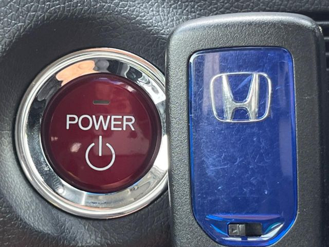 �yHonda�X�}�[�g�L�[�z�J�o����|�P�b�g�ɓ��ꂽ�܂܂ł��h�A�̎{���E�������\�ȃX�}�[�g�L�[�𑕔��B�G���W���̃I���E�I�t�����J�M�����o���K�v����������Ƃ��Ă��֗��ł���