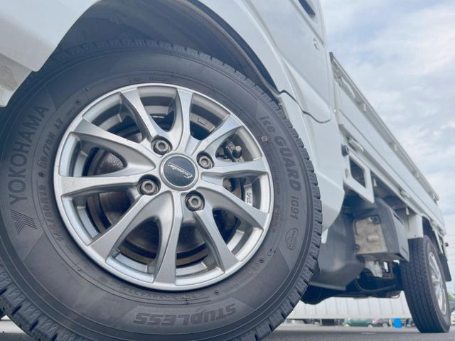 �y�A���~�z�C�[���z�O�ςɃ}�b�`�����A���~�z�C�[���𑕒����Ă���܂��B�e��A���~�z�C�[����A�X�^�b�h���X�^�C�����戵�����Ă���܂��B���񂲑��k����������
