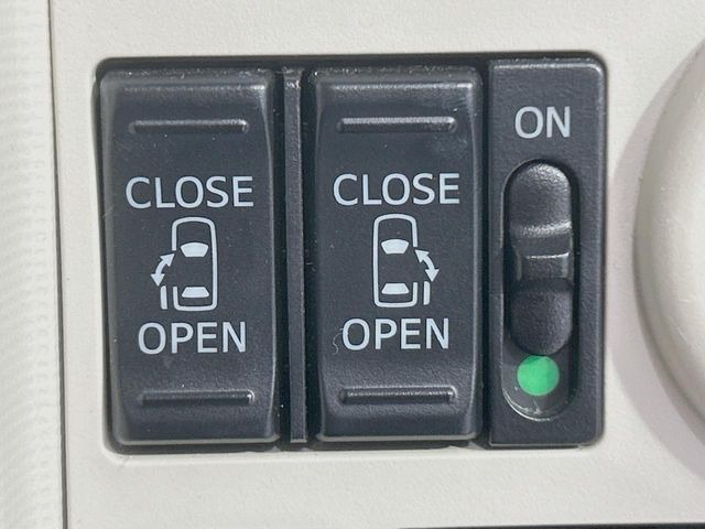 【両側パワースライドドア】スマートキーや運転席のスイッチで後席両側スライドドアの開閉が可能♪電動だから力を入れてドアを開ける必要が無く、小さなお子様でも簡単に開け閉めでき快適です♪