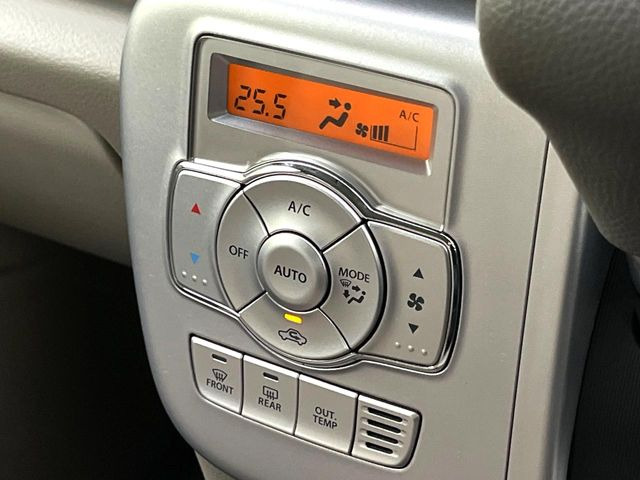 【オートエアコン】一度お好みの温度に設定すれば、車内の温度を検知し風量や温度を自動で調整。暑い&hellip;寒い&hellip;と何度もスイッチ操作をする必要はありません。快適な車内空間には必須の機能ですね♪