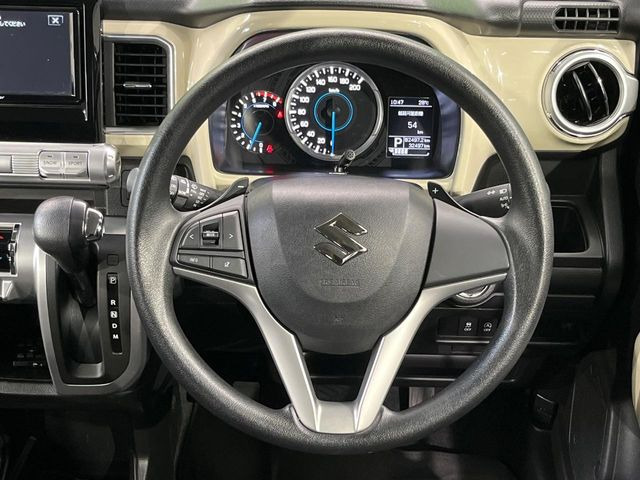 �C���e���A�ɍ��킹���f�U�C���̃X�e�A�����O�́A�^�]�������̂��Ƃ��l���A�^�]���₷���`��A�傫���ł��B�����x�A���ۂɐG���Ă��m���߂��������B