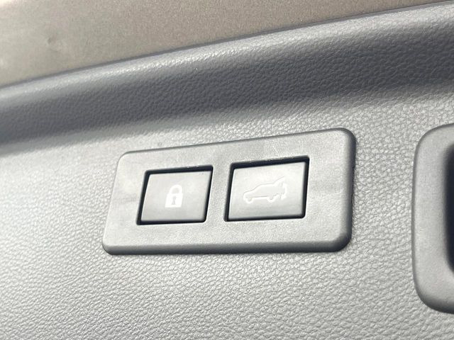 【パワーバックドア】スマートキーや運転席のボタンを押すだけでリアゲートが自動で開閉します!荷物を持っている時や、高い位置にあるバックドアを閉める際に便利な機能です♪