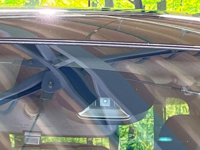 【エマージェンシーブレーキ】走行中に前方の車両等を認識し、衝突しそうな時は警報とブレーキで衝突回避と被害軽減をアシスト。より安全にドライブをお楽しみいただけます。