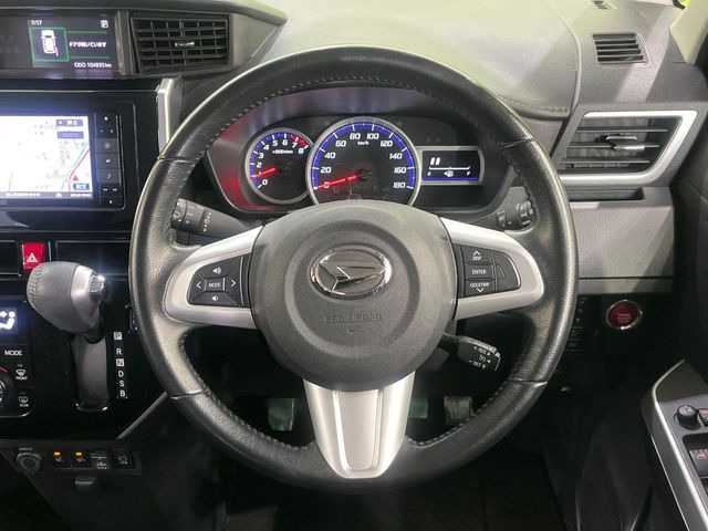 �C���e���A�ɍ��킹���f�U�C���̃X�e�A�����O�́A�^�]�������̂��Ƃ��l���A�^�]���₷���`��A�傫���ł��B�����x�A���ۂɐG���Ă��m���߂��������B