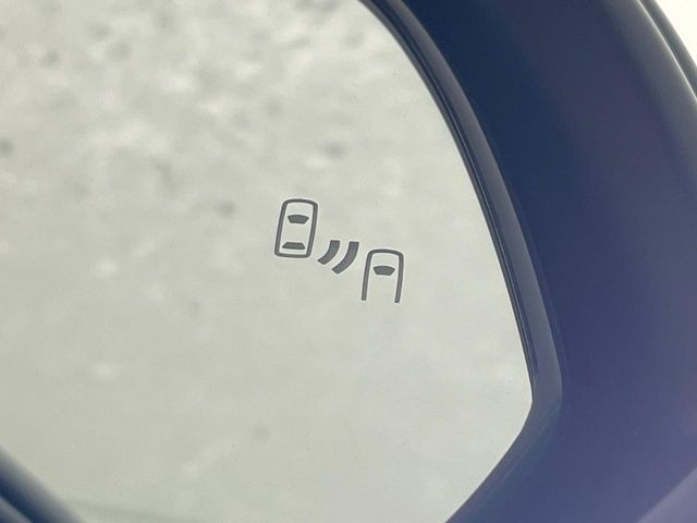 【ブラインドスポットモニター】走行中、ドアミラーの死角になりやすい箇所に後続車が接近するとサイドミラーのレンズに警告を表示!ドライバーに注意喚起をしてくれます。