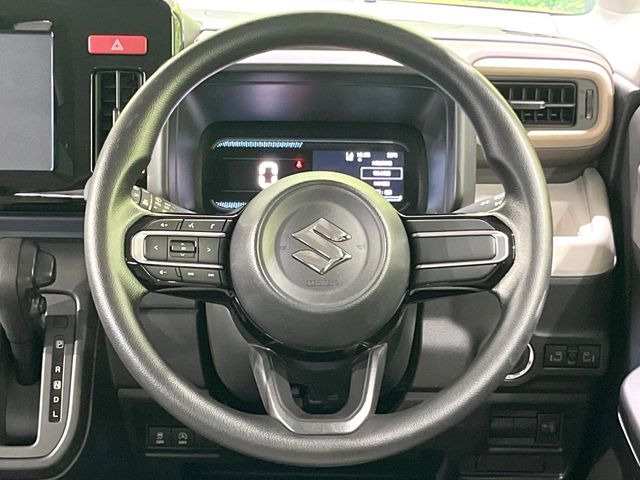 �C���e���A�ɍ��킹���f�U�C���̃X�e�A�����O�́A�^�]�������̂��Ƃ��l���A�^�]���₷���`��A�傫���ł��B�����x�A���ۂɐG���Ă��m���߂��������B