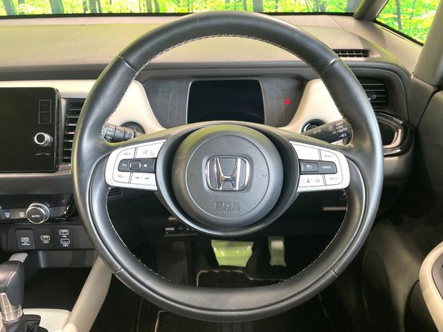 �C���e���A�ɍ��킹���f�U�C���̃X�e�A�����O�́A�^�]�������̂��Ƃ��l���A�^�]���₷���`��A�傫���ł��B�����x�A���ۂɐG���Ă��m���߂��������B�yLED�w�b�h���C�g�z���V����ԑ��s�����ǍD�Ȏ��E���m��