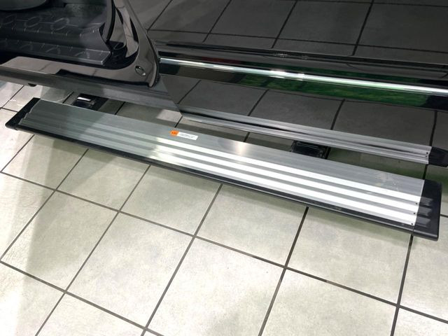 【電動サイドステップ】車高の高いお車でも、これがあれば小さいお子様の乗り降りも楽々♪スライドドアと連動して作動する為、煩わしい操作は不要です!