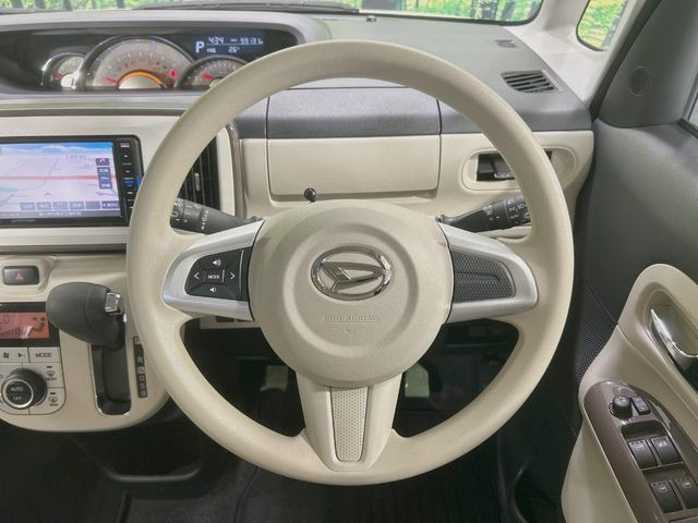 インテリアに合わせたデザインのステアリングは、運転される方のことも考え、運転しやすい形状、大きさです。是非一度、実際に触ってお確かめください。