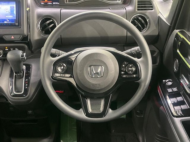 �C���e���A�ɍ��킹���f�U�C���̃X�e�A�����O�́A�^�]�������̂��Ƃ��l���A�^�]���₷���`��A�傫���ł��B�����x�A���ۂɐG���Ă��m���߂��������B