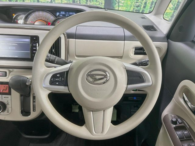 インテリアに合わせたデザインのステアリングは、運転される方のことも考え、運転しやすい形状、大きさです。是非一度、実際に触ってお確かめください。