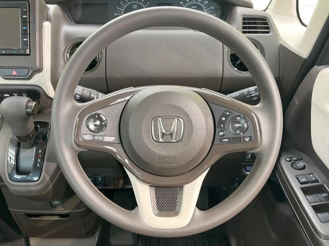 【ステアリングスイッチ】運転中、前方から目線をそらすことなく、オーディオ等の操作が可能な便利機能!安心&快適なドライブを演出してくれます♪