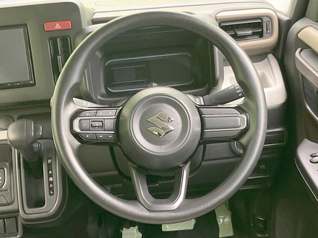 �C���e���A�ɍ��킹���f�U�C���̃X�e�A�����O�́A�^�]�������̂��Ƃ��l���A�^�]���₷���`��A�傫���ł��B�����x�A���ۂɐG���Ă��m���߂��������B
