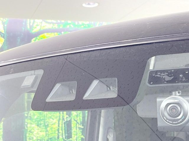 【スマートアシスト】走行中に前方の車両等を認識し、衝突しそうな時は警報とブレーキで衝突回避と被害軽減をアシスト。より安全にドライブをお楽しみいただけます。