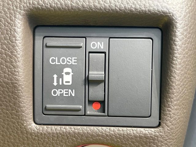 【パワースライドドア】スマートキーや運転席のスイッチでスライドドアの開閉が可能♪電動だから力を入れてドアを開ける必要が無く、小さいお子様でも、重い荷物を持っている時もラクに開け閉めできます♪