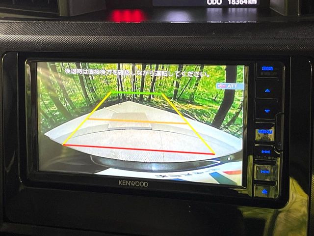 【バックカメラ】駐車時に後方がリアルタイム映像で確認できます。大型商業施設や立体駐車場での駐車時や、夜間のバック時に大活躍!運転スキルに関わらず、今や必須となった装備のひとつです!