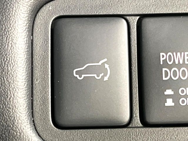 【パワーバックドア】スマートキーや運転席のボタンを押すだけでリアゲートが自動で開閉します!荷物を持っている時や、高い位置にあるバックドアを閉める際に便利な機能です♪