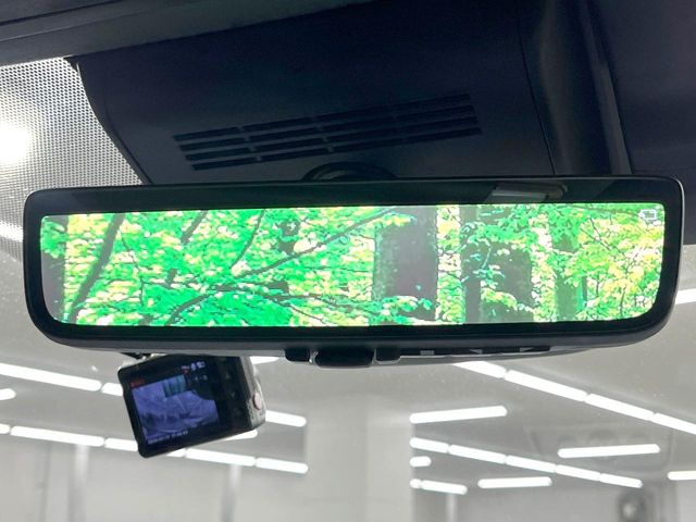 【デジタルインナーミラー】後席の大きな荷物や同乗者で後方が確認しづらい時でも安心!カメラが撮影した車両後方の映像をルームミラー内に表示。クリアな視界で状況の確認が可能です!