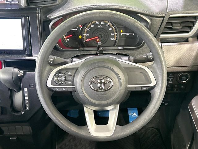 �C���e���A�ɍ��킹���f�U�C���̃X�e�A�����O�́A�^�]�������̂��Ƃ��l���A�^�]���₷���`��A�傫���ł��B�����x�A���ۂɐG���Ă��m���߂��������B