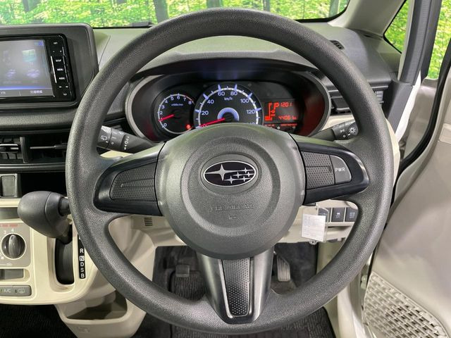 �C���e���A�ɍ��킹���f�U�C���̃X�e�A�����O�́A�^�]�������̂��Ƃ��l���A�^�]���₷���`��A�傫���ł��B�����x�A���ۂɐG���Ă��m���߂��������B