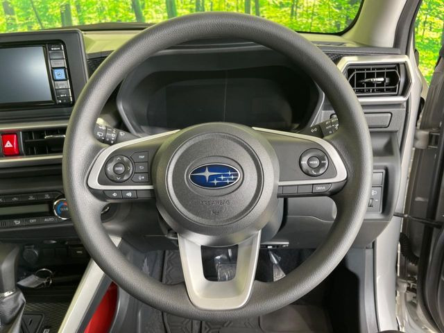 �C���e���A�ɍ��킹���f�U�C���̃X�e�A�����O�́A�^�]�������̂��Ƃ��l���A�^�]���₷���`��A�傫���ł��B�����x�A���ۂɐG���Ă��m���߂��������B