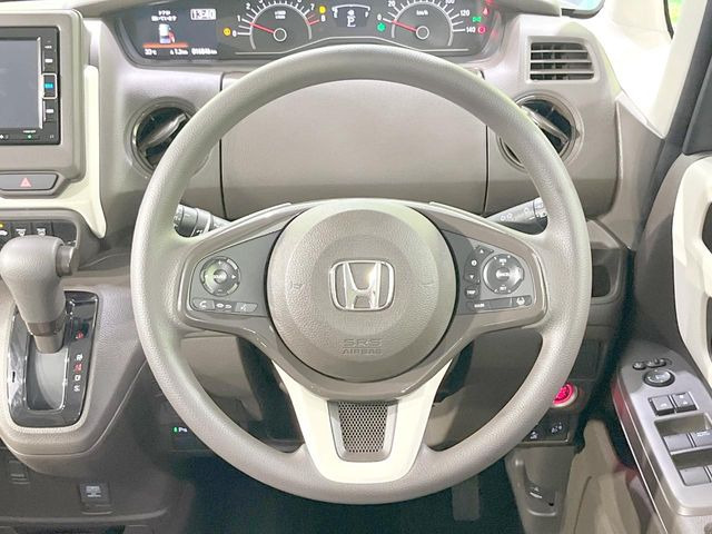 �C���e���A�ɍ��킹���f�U�C���̃X�e�A�����O�́A�^�]�������̂��Ƃ��l���A�^�]���₷���`��A�傫���ł��B�����x�A���ۂɐG���Ă��m���߂��������B