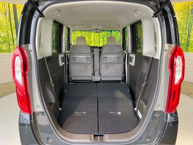 後席を格納すると、これだけの広さが!シーンに合わせたシートアレンジで、大きな荷物も積むことが出来ます♪