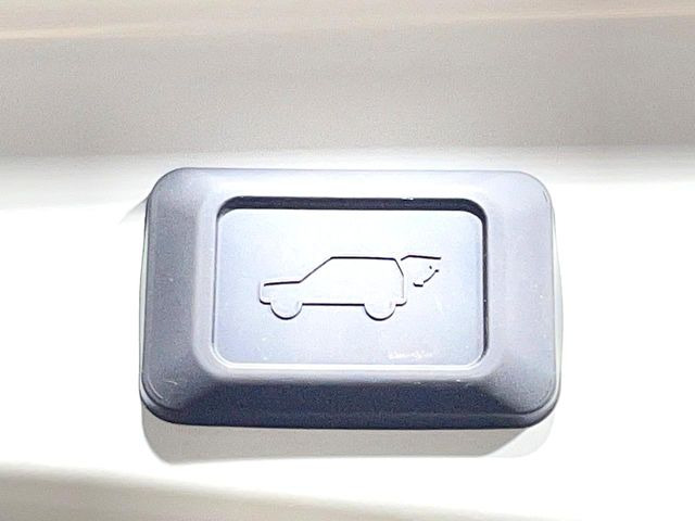 【パワーバックドア】スマートキーや運転席のボタンを押すだけでリアゲートが自動で開閉します!荷物を持っている時や、高い位置にあるバックドアを閉める際に便利な機能です♪