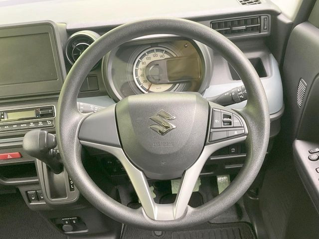 �C���e���A�ɍ��킹���f�U�C���̃X�e�A�����O�́A�^�]�������̂��Ƃ��l���A�^�]���₷���`��A�傫���ł��B�����x�A���ۂɐG���Ă��m���߂��������B