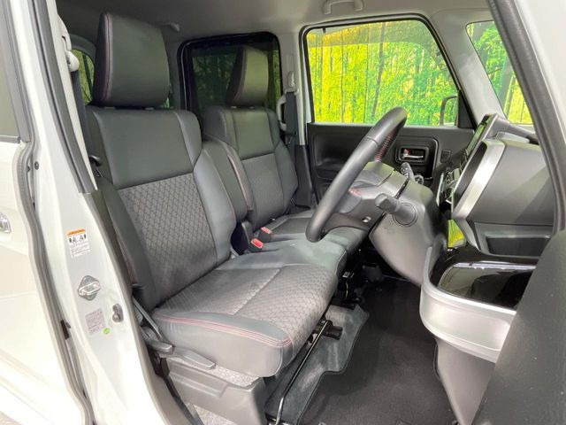 運転席まわりには十分なスペースがあり、大柄な方でもゆったり運転していただける環境です。