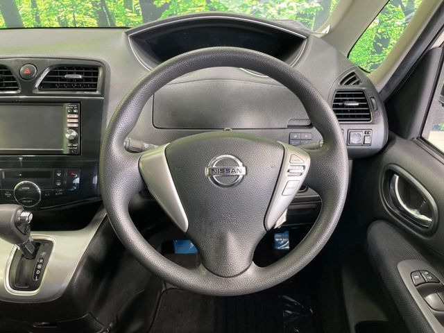 �C���e���A�ɍ��킹���f�U�C���̃X�e�A�����O�́A�^�]�������̂��Ƃ��l���A�^�]���₷���`��A�傫���ł��B�����x�A���ۂɐG���Ă��m���߂��������B
