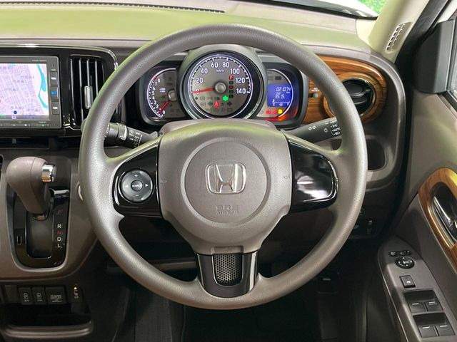 �C���e���A�ɍ��킹���f�U�C���̃X�e�A�����O�́A�^�]�������̂��Ƃ��l���A�^�]���₷���`��A�傫���ł��B�����x�A���ۂɐG���Ă��m���߂��������B