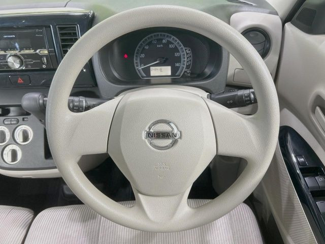 �C���e���A�ɍ��킹���f�U�C���̃X�e�A�����O�́A�^�]�������̂��Ƃ��l���A�^�]���₷���`��A�傫���ł��B�����x�A���ۂɐG���Ă��m���߂��������B